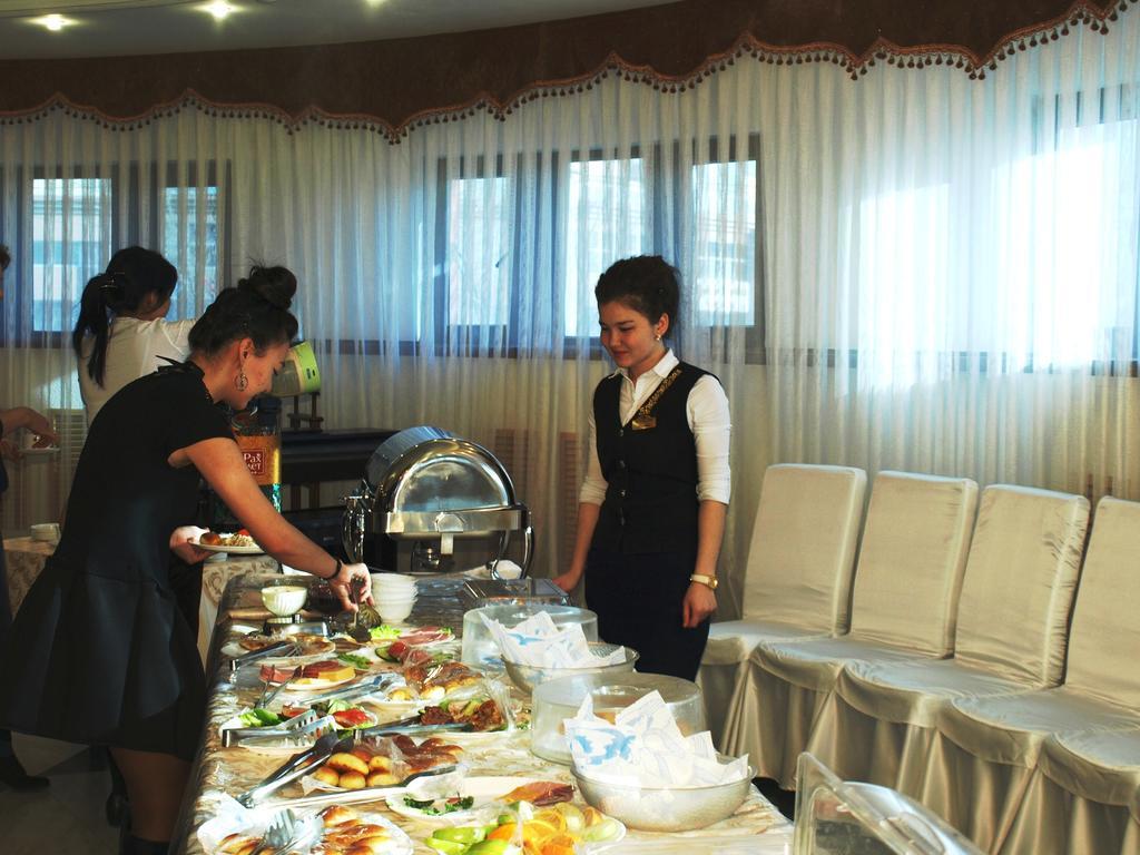 Kazakhstan Hotel Atyrau Bagian luar foto